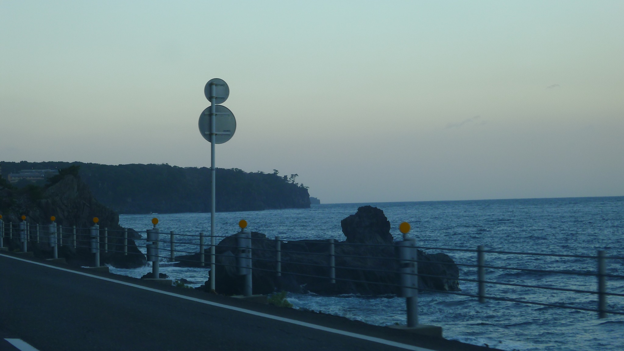 A quiet coastal road and sea, photographed by Ching-Yi Lai